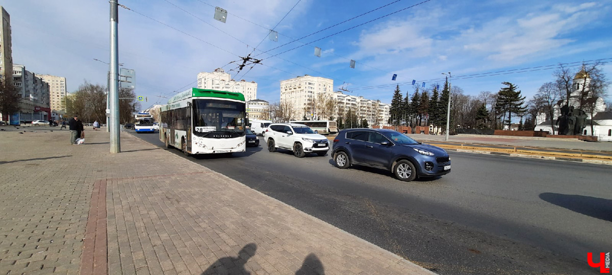 Утро понедельника могло быть очень хмурым. АДМ, перевозчик, отвечающий за 15 маршрутов, грозился резко свернуть работу. Но транспорт все же вышел. Мы порадовались, а заодно оценили качество автобусов в нашем городе.