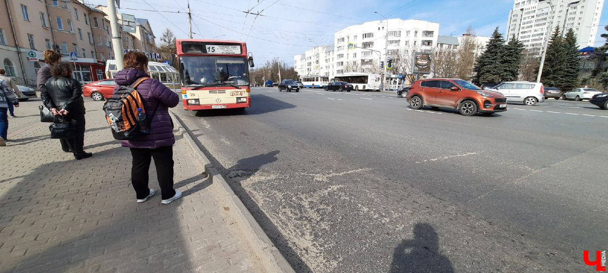 Утро понедельника могло быть очень хмурым. АДМ, перевозчик, отвечающий за 15 маршрутов, грозился резко свернуть работу. Но транспорт все же вышел. Мы порадовались, а заодно оценили качество автобусов в нашем городе.