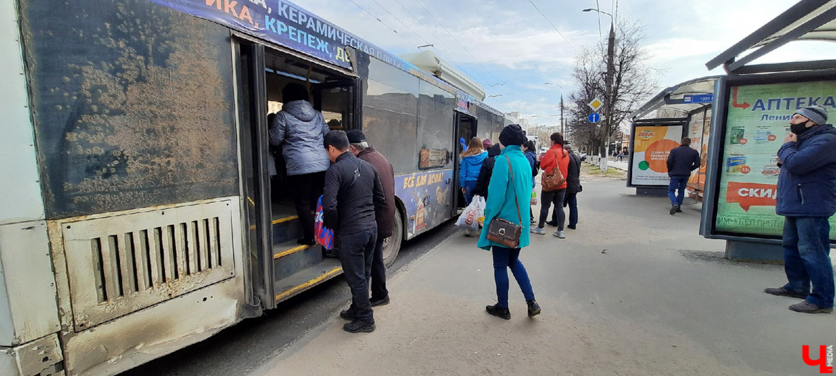 Утро понедельника могло быть очень хмурым. АДМ, перевозчик, отвечающий за 15 маршрутов, грозился резко свернуть работу. Но транспорт все же вышел. Мы порадовались, а заодно оценили качество автобусов в нашем городе.