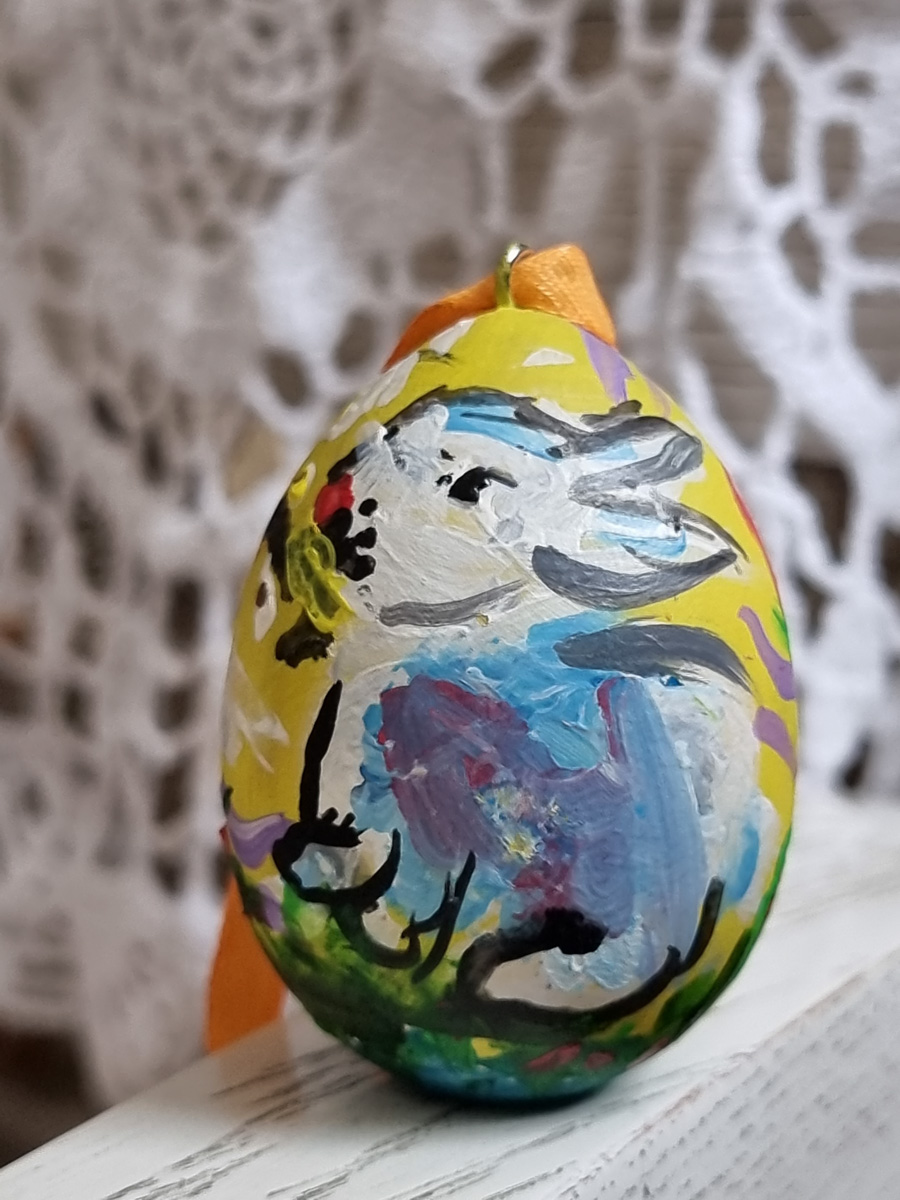 Второй год подряд ребята из региональной федерации баскетбола организуют акцию по украшению Пасхального дерева на фоне Успенского собора. Участие в ней принимают как горожане, так и российские знаменитости.