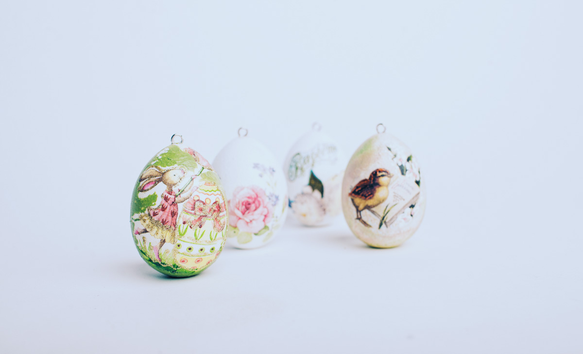 Второй год подряд ребята из региональной федерации баскетбола организуют акцию по украшению Пасхального дерева на фоне Успенского собора. Участие в ней принимают как горожане, так и российские знаменитости.