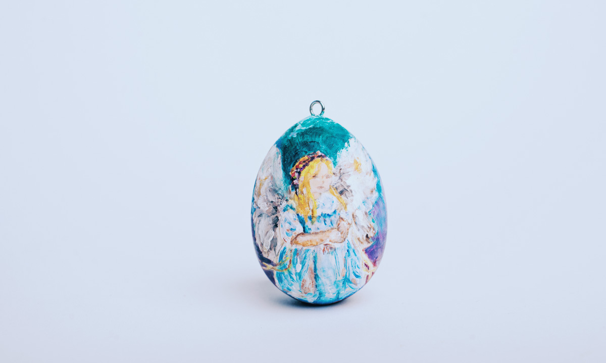 Второй год подряд ребята из региональной федерации баскетбола организуют акцию по украшению Пасхального дерева на фоне Успенского собора. Участие в ней принимают как горожане, так и российские знаменитости.