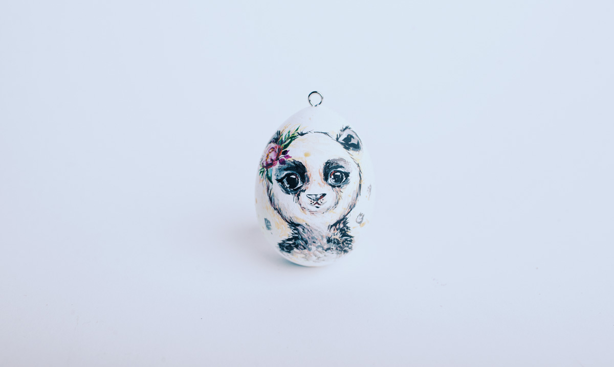 Второй год подряд ребята из региональной федерации баскетбола организуют акцию по украшению Пасхального дерева на фоне Успенского собора. Участие в ней принимают как горожане, так и российские знаменитости.