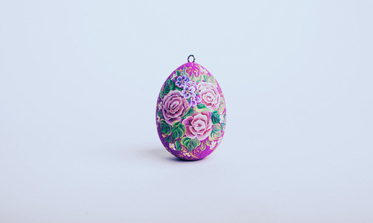 Второй год подряд ребята из региональной федерации баскетбола организуют акцию по украшению Пасхального дерева на фоне Успенского собора. Участие в ней принимают как горожане, так и российские знаменитости.