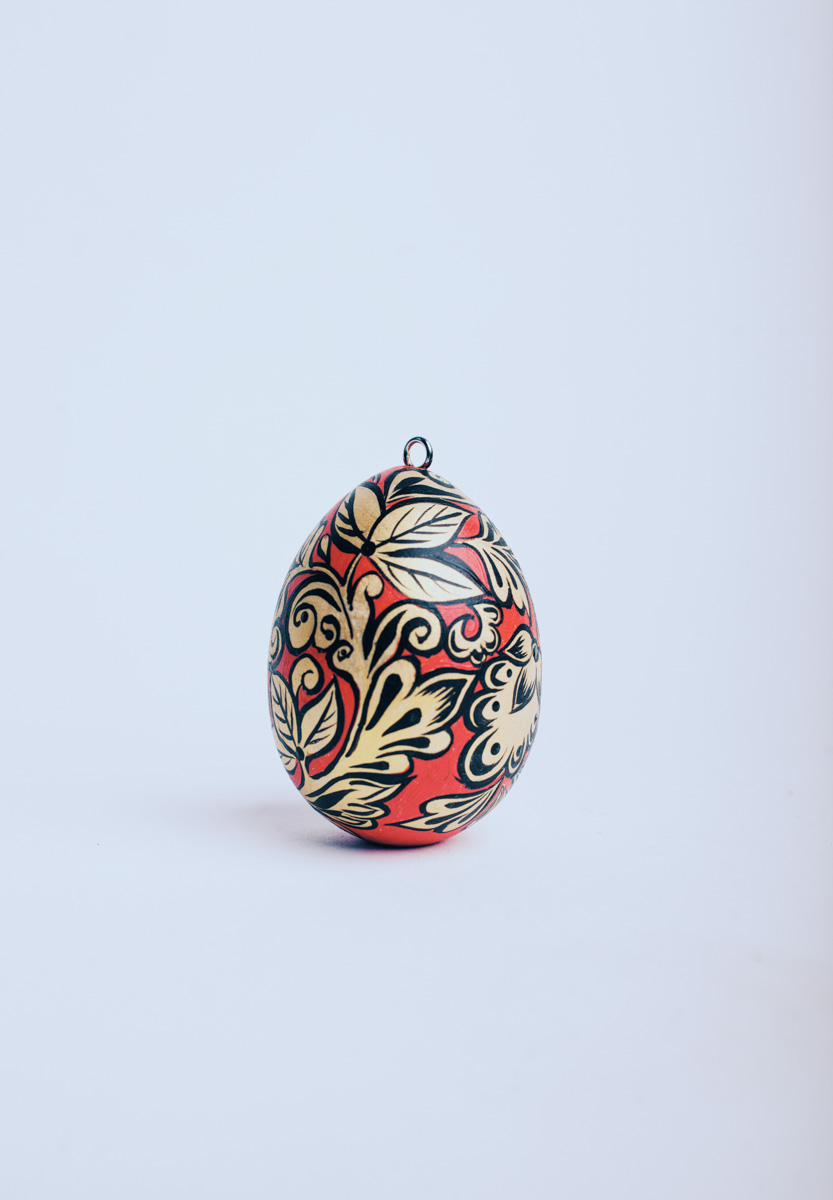 Второй год подряд ребята из региональной федерации баскетбола организуют акцию по украшению Пасхального дерева на фоне Успенского собора. Участие в ней принимают как горожане, так и российские знаменитости.