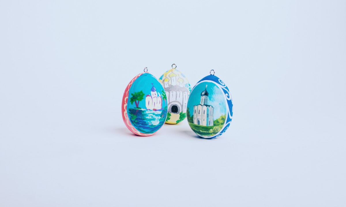 Второй год подряд ребята из региональной федерации баскетбола организуют акцию по украшению Пасхального дерева на фоне Успенского собора. Участие в ней принимают как горожане, так и российские знаменитости.