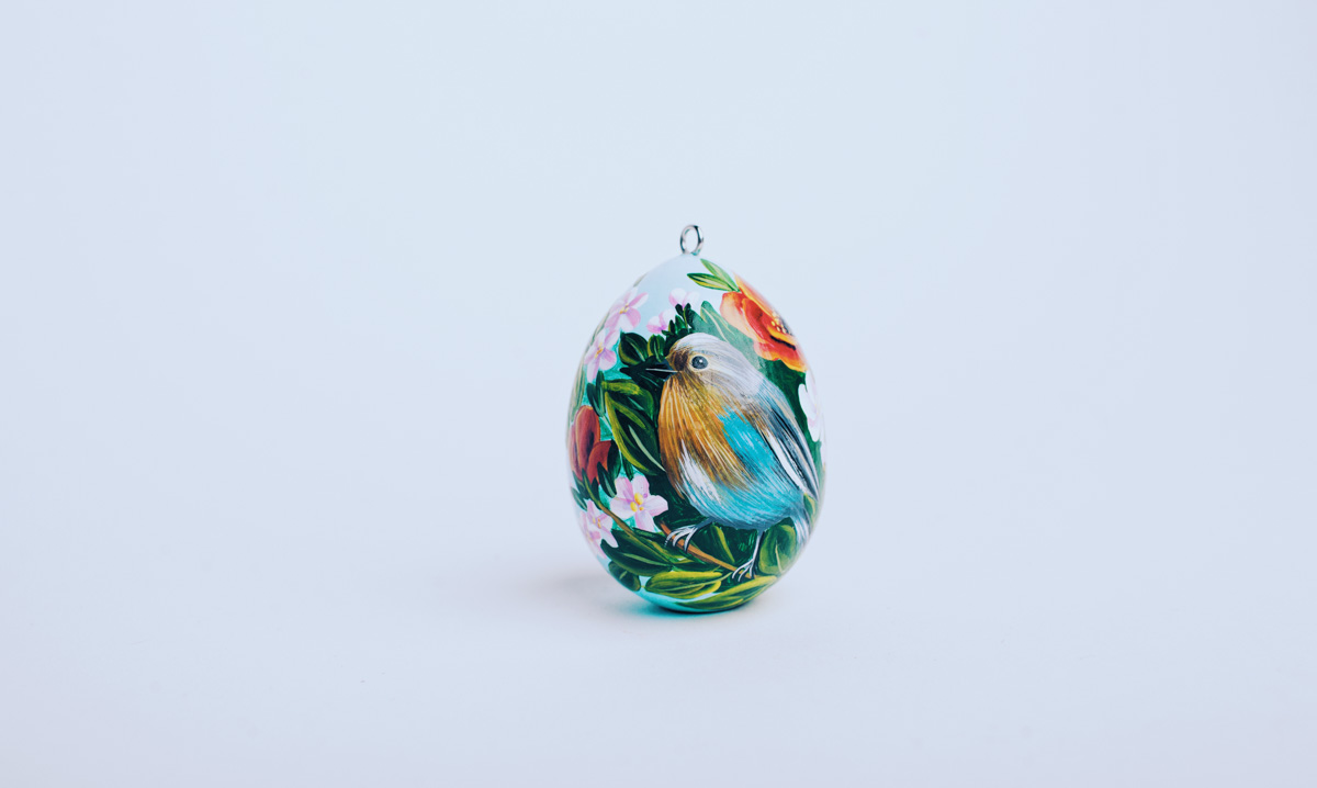 Второй год подряд ребята из региональной федерации баскетбола организуют акцию по украшению Пасхального дерева на фоне Успенского собора. Участие в ней принимают как горожане, так и российские знаменитости.