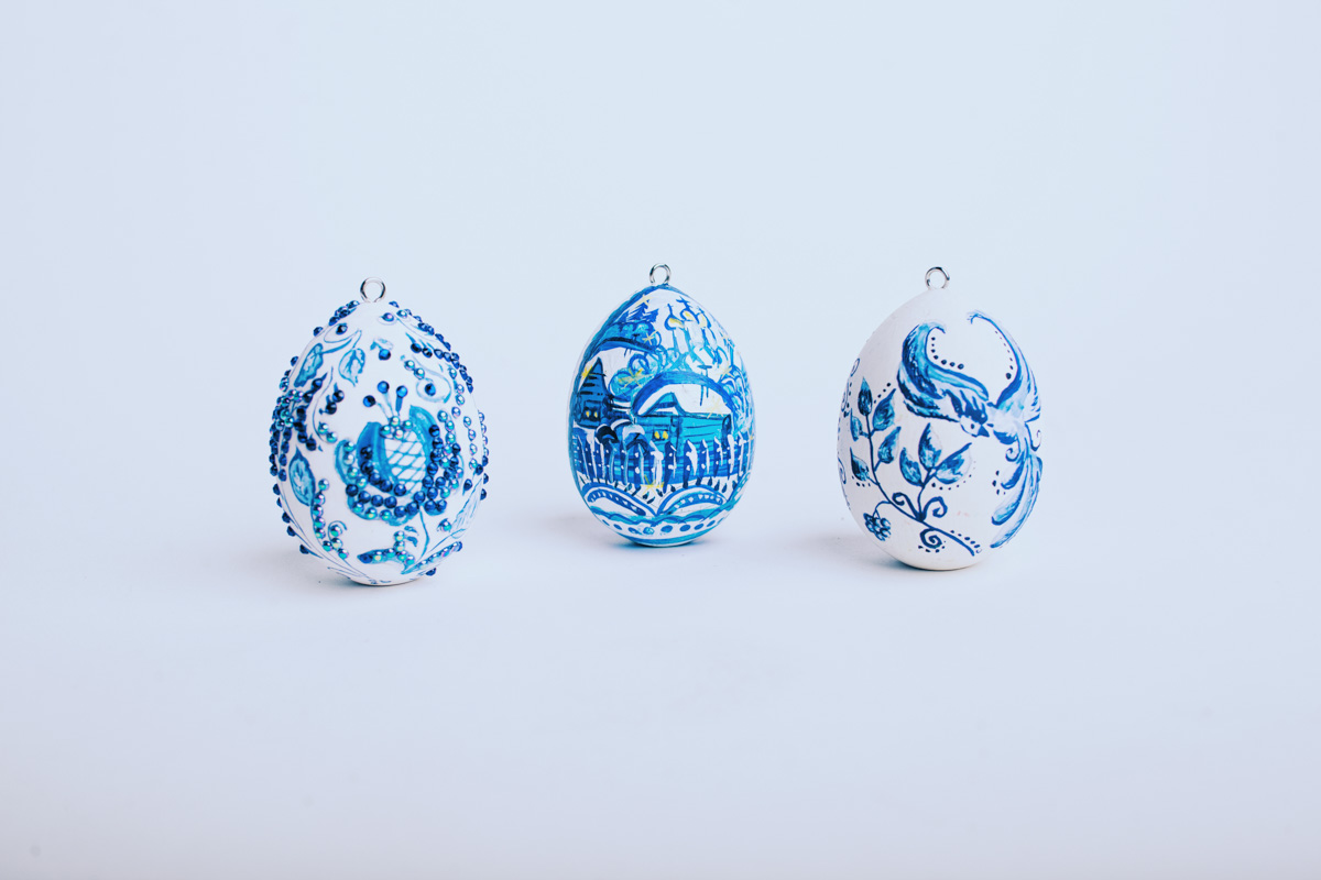 Второй год подряд ребята из региональной федерации баскетбола организуют акцию по украшению Пасхального дерева на фоне Успенского собора. Участие в ней принимают как горожане, так и российские знаменитости.