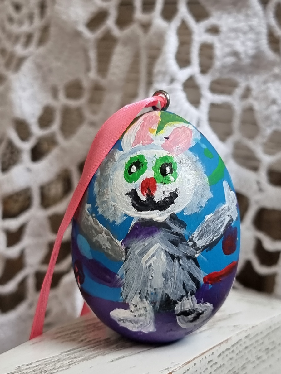 Второй год подряд ребята из региональной федерации баскетбола организуют акцию по украшению Пасхального дерева на фоне Успенского собора. Участие в ней принимают как горожане, так и российские знаменитости.