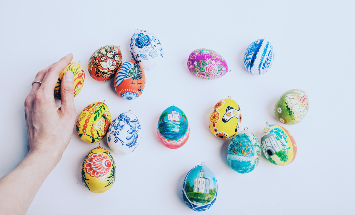 Второй год подряд ребята из региональной федерации баскетбола организуют акцию по украшению Пасхального дерева на фоне Успенского собора. Участие в ней принимают как горожане, так и российские знаменитости.