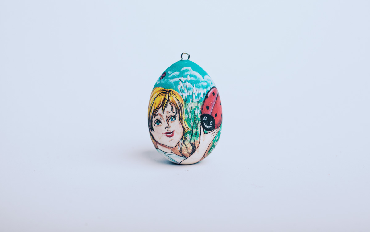 Второй год подряд ребята из региональной федерации баскетбола организуют акцию по украшению Пасхального дерева на фоне Успенского собора. Участие в ней принимают как горожане, так и российские знаменитости.