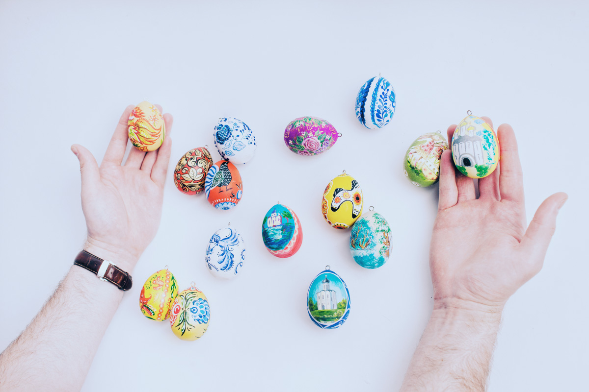 Второй год подряд ребята из региональной федерации баскетбола организуют акцию по украшению Пасхального дерева на фоне Успенского собора. Участие в ней принимают как горожане, так и российские знаменитости.