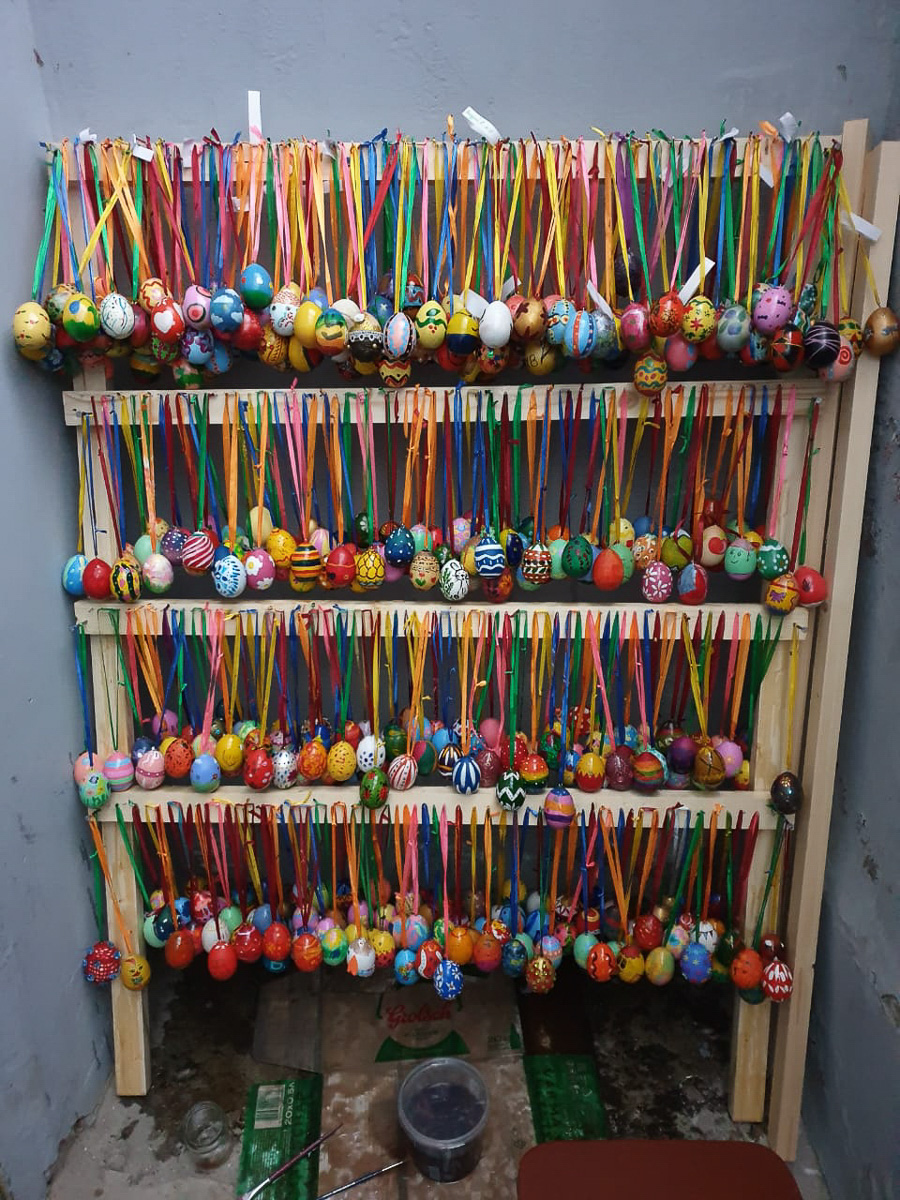 Второй год подряд ребята из региональной федерации баскетбола организуют акцию по украшению Пасхального дерева на фоне Успенского собора. Участие в ней принимают как горожане, так и российские знаменитости.