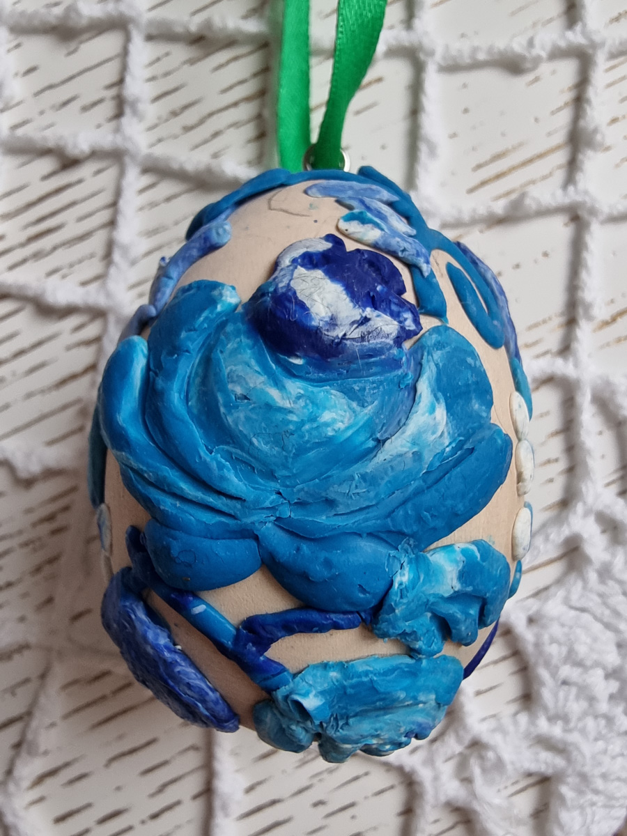 Второй год подряд ребята из региональной федерации баскетбола организуют акцию по украшению Пасхального дерева на фоне Успенского собора. Участие в ней принимают как горожане, так и российские знаменитости.