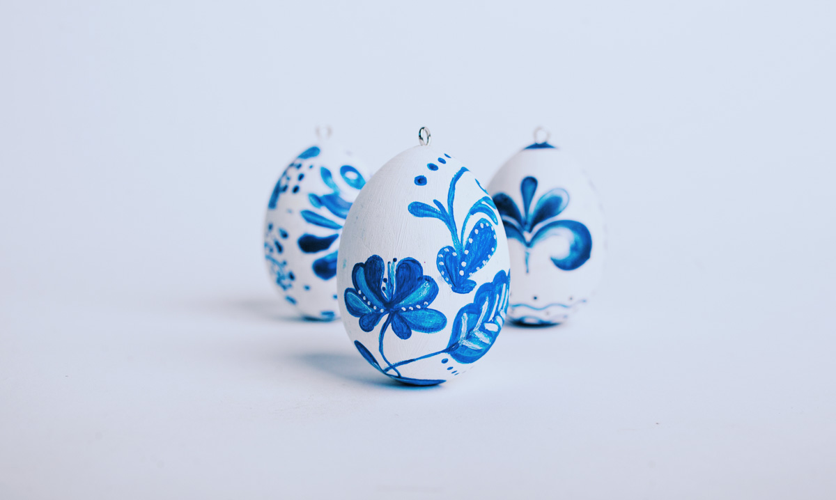 Второй год подряд ребята из региональной федерации баскетбола организуют акцию по украшению Пасхального дерева на фоне Успенского собора. Участие в ней принимают как горожане, так и российские знаменитости.