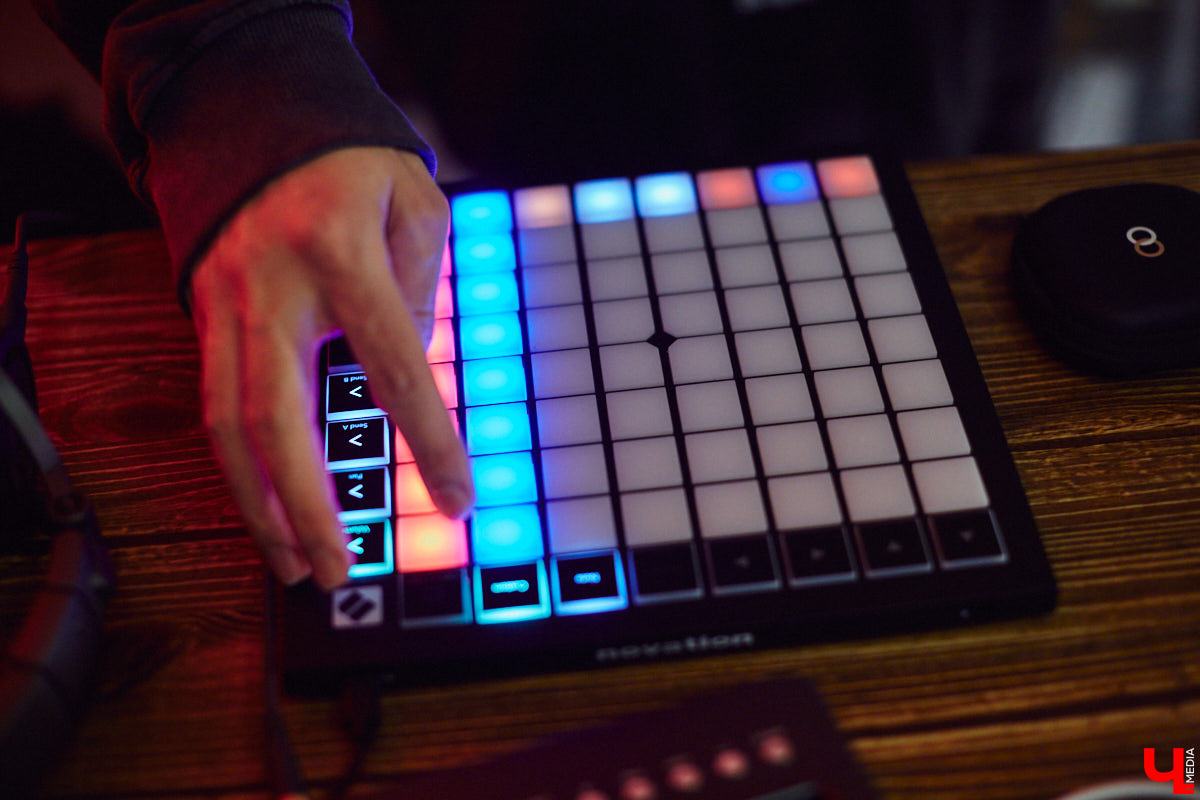  На субботнем лайве свой электронный альбом «The City» презентовал исполнитель и саунд-дизайнер Sasha Naiman. Саша учился в местном колледже культуры и искусства, а сейчас участвует в Alfa Future People, открывает летнюю сцену парка Горького, пишет музыку для проекта «Мисс Россия» и фэшн-шоу Валентина Юдашкина.