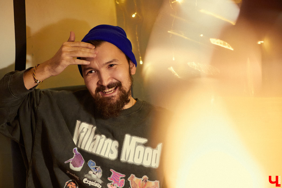  На субботнем лайве свой электронный альбом «The City» презентовал исполнитель и саунд-дизайнер Sasha Naiman. Саша учился в местном колледже культуры и искусства, а сейчас участвует в Alfa Future People, открывает летнюю сцену парка Горького, пишет музыку для проекта «Мисс Россия» и фэшн-шоу Валентина Юдашкина.