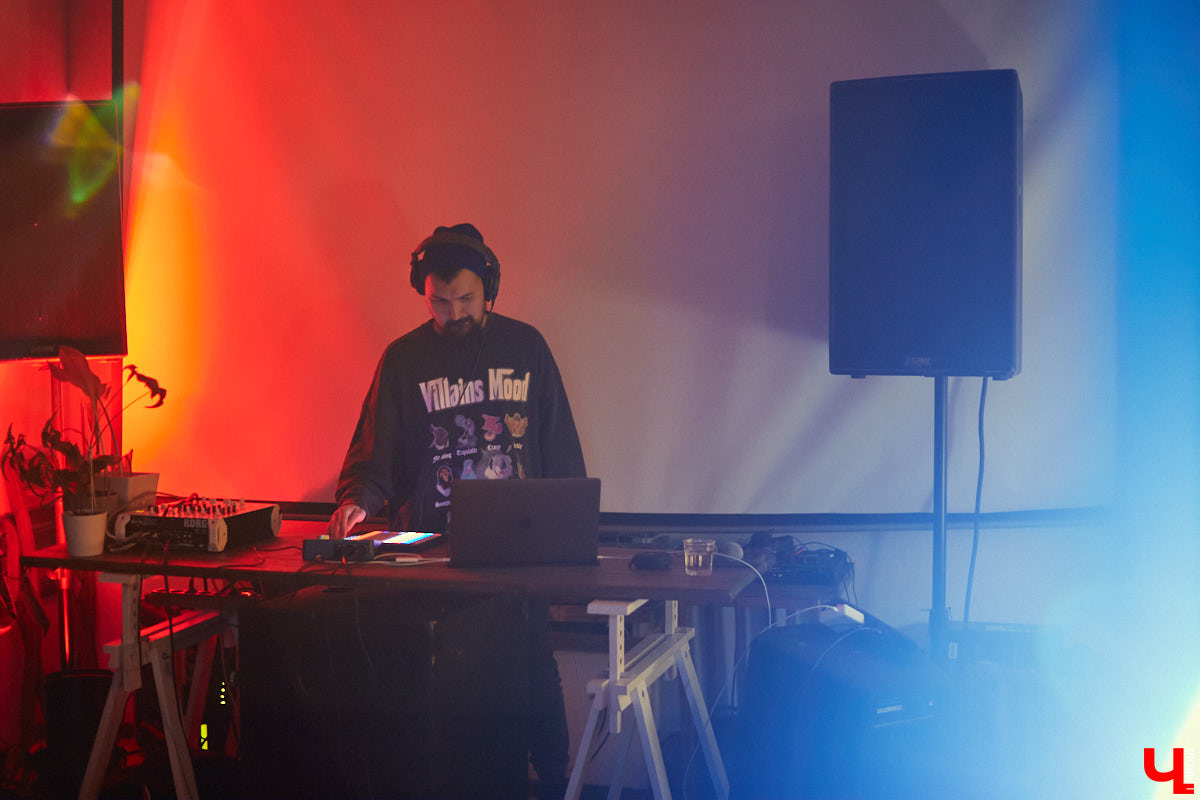  На субботнем лайве свой электронный альбом «The City» презентовал исполнитель и саунд-дизайнер Sasha Naiman. Саша учился в местном колледже культуры и искусства, а сейчас участвует в Alfa Future People, открывает летнюю сцену парка Горького, пишет музыку для проекта «Мисс Россия» и фэшн-шоу Валентина Юдашкина.