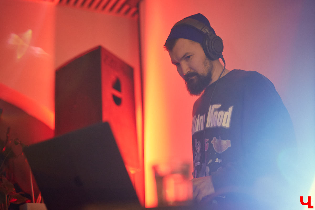  На субботнем лайве свой электронный альбом «The City» презентовал исполнитель и саунд-дизайнер Sasha Naiman. Саша учился в местном колледже культуры и искусства, а сейчас участвует в Alfa Future People, открывает летнюю сцену парка Горького, пишет музыку для проекта «Мисс Россия» и фэшн-шоу Валентина Юдашкина.