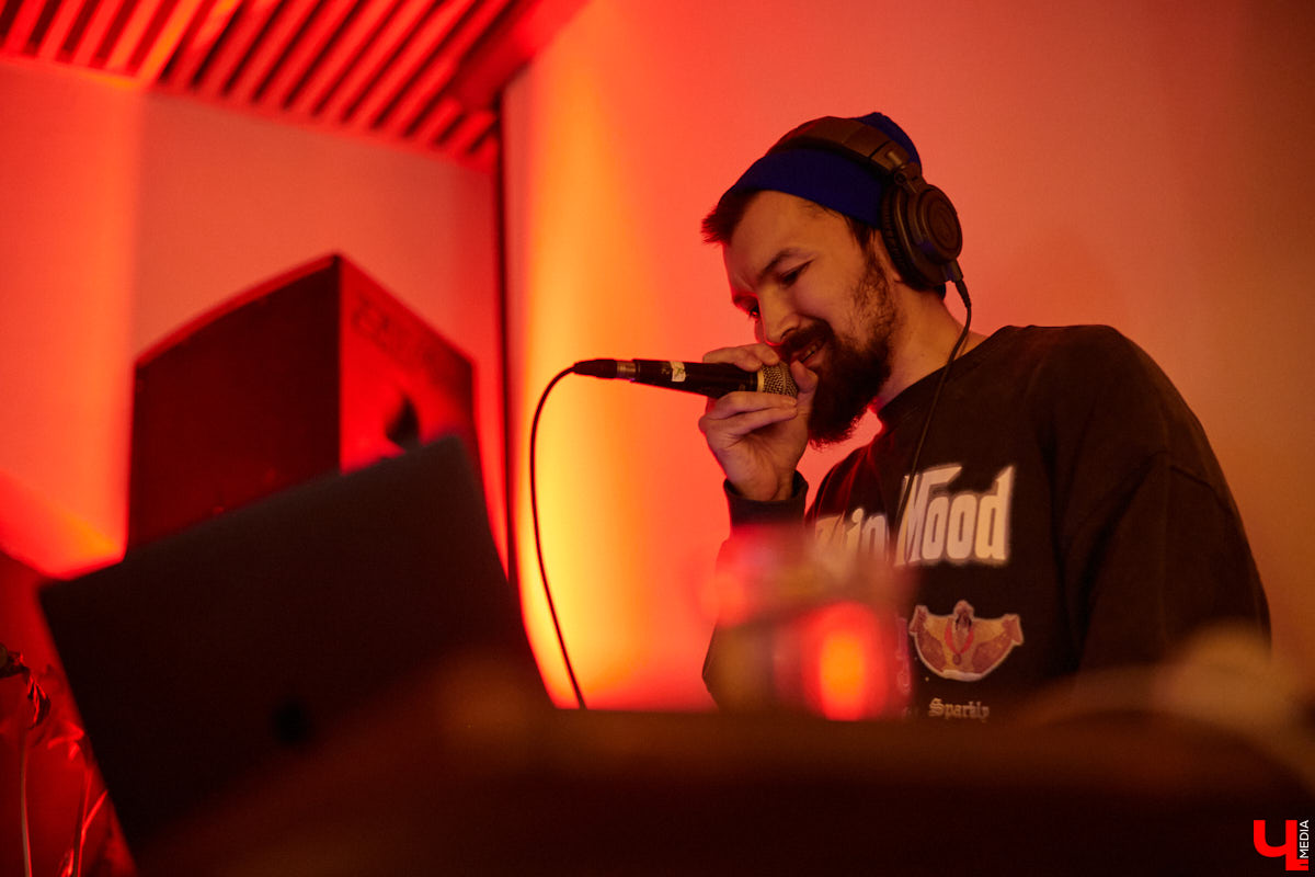  На субботнем лайве свой электронный альбом «The City» презентовал исполнитель и саунд-дизайнер Sasha Naiman. Саша учился в местном колледже культуры и искусства, а сейчас участвует в Alfa Future People, открывает летнюю сцену парка Горького, пишет музыку для проекта «Мисс Россия» и фэшн-шоу Валентина Юдашкина.