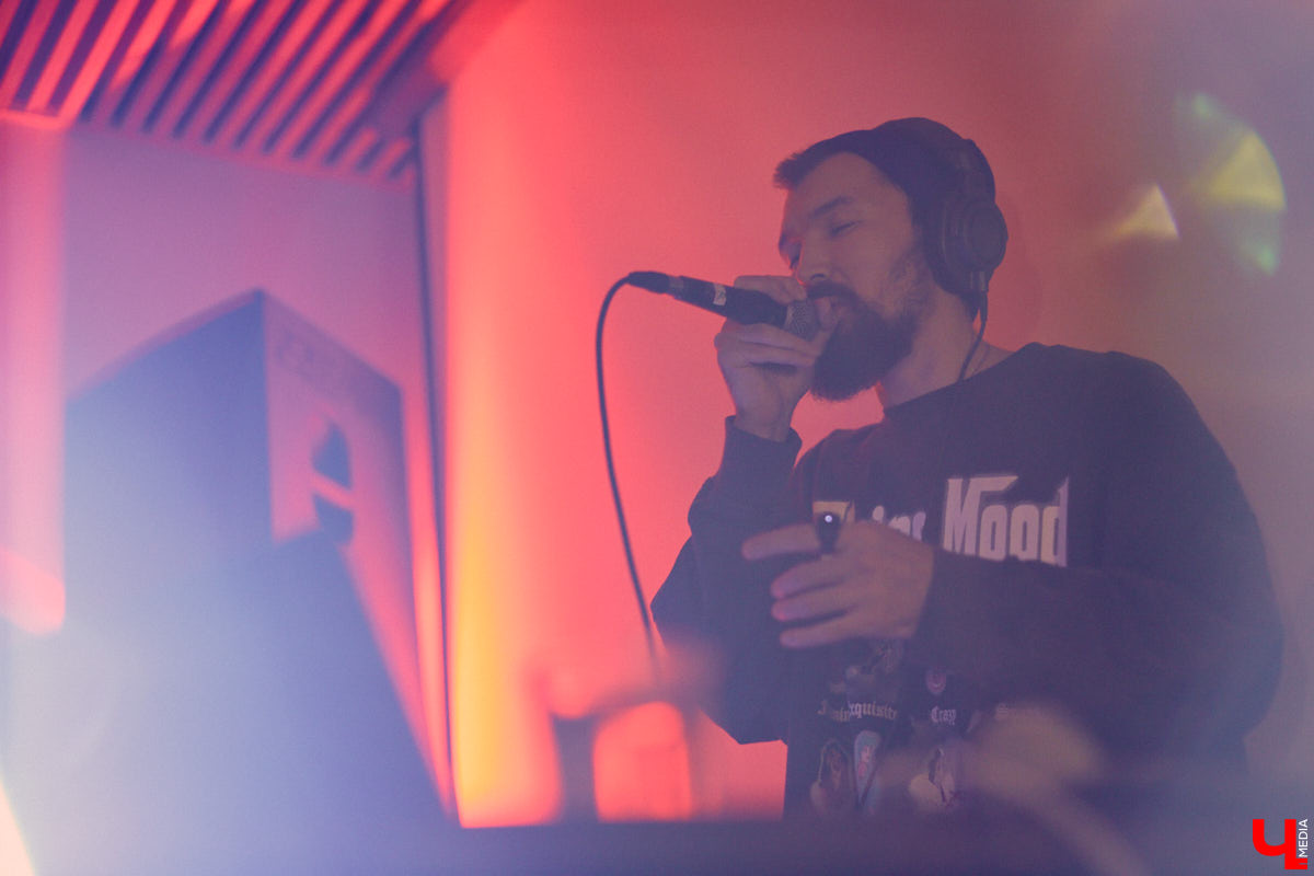  На субботнем лайве свой электронный альбом «The City» презентовал исполнитель и саунд-дизайнер Sasha Naiman. Саша учился в местном колледже культуры и искусства, а сейчас участвует в Alfa Future People, открывает летнюю сцену парка Горького, пишет музыку для проекта «Мисс Россия» и фэшн-шоу Валентина Юдашкина.