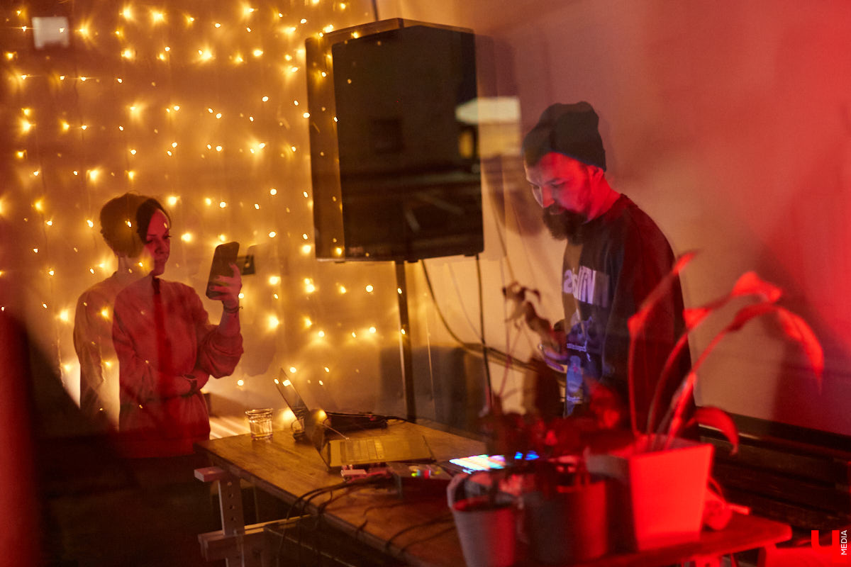  На субботнем лайве свой электронный альбом «The City» презентовал исполнитель и саунд-дизайнер Sasha Naiman. Саша учился в местном колледже культуры и искусства, а сейчас участвует в Alfa Future People, открывает летнюю сцену парка Горького, пишет музыку для проекта «Мисс Россия» и фэшн-шоу Валентина Юдашкина.