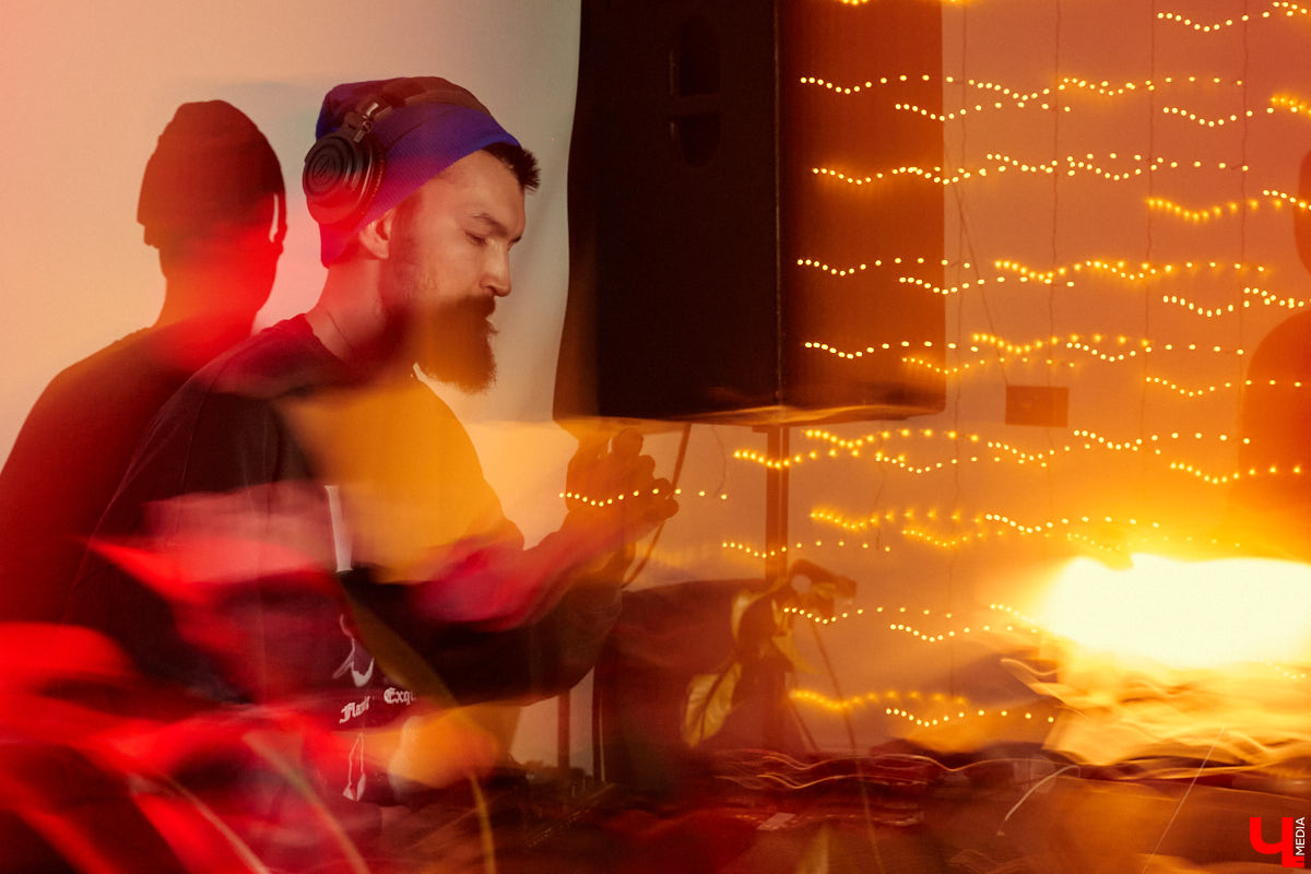  На субботнем лайве свой электронный альбом «The City» презентовал исполнитель и саунд-дизайнер Sasha Naiman. Саша учился в местном колледже культуры и искусства, а сейчас участвует в Alfa Future People, открывает летнюю сцену парка Горького, пишет музыку для проекта «Мисс Россия» и фэшн-шоу Валентина Юдашкина.