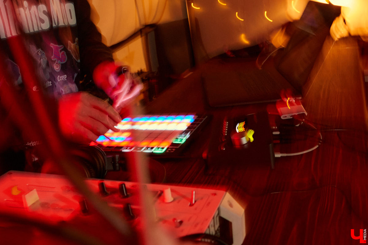  На субботнем лайве свой электронный альбом «The City» презентовал исполнитель и саунд-дизайнер Sasha Naiman. Саша учился в местном колледже культуры и искусства, а сейчас участвует в Alfa Future People, открывает летнюю сцену парка Горького, пишет музыку для проекта «Мисс Россия» и фэшн-шоу Валентина Юдашкина.