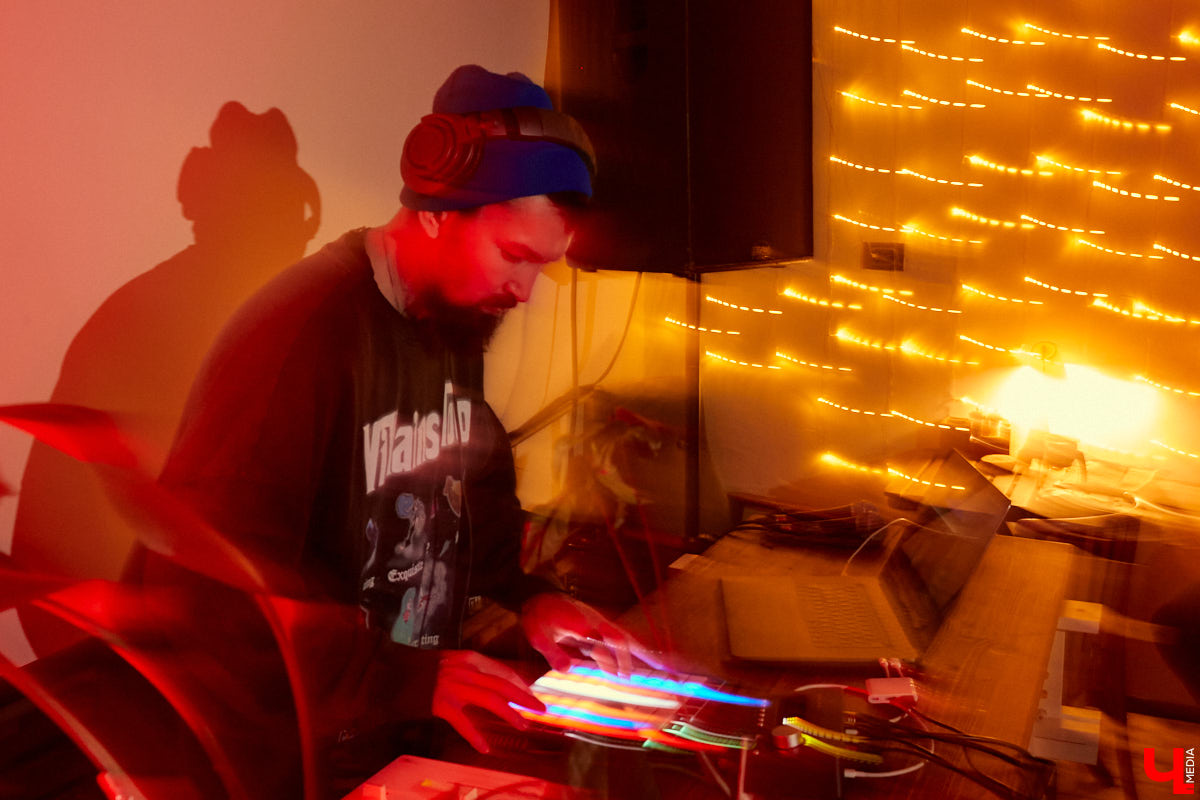  На субботнем лайве свой электронный альбом «The City» презентовал исполнитель и саунд-дизайнер Sasha Naiman. Саша учился в местном колледже культуры и искусства, а сейчас участвует в Alfa Future People, открывает летнюю сцену парка Горького, пишет музыку для проекта «Мисс Россия» и фэшн-шоу Валентина Юдашкина.