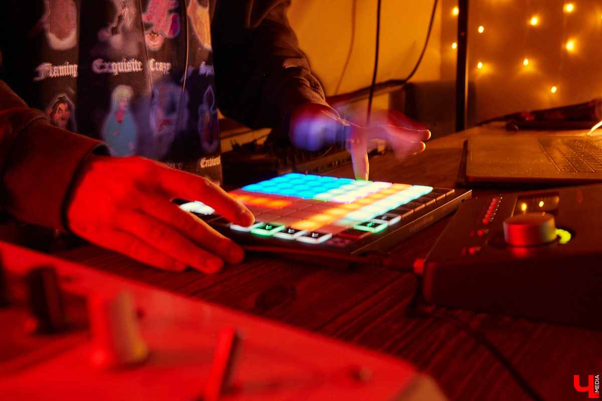  На субботнем лайве свой электронный альбом «The City» презентовал исполнитель и саунд-дизайнер Sasha Naiman. Саша учился в местном колледже культуры и искусства, а сейчас участвует в Alfa Future People, открывает летнюю сцену парка Горького, пишет музыку для проекта «Мисс Россия» и фэшн-шоу Валентина Юдашкина.