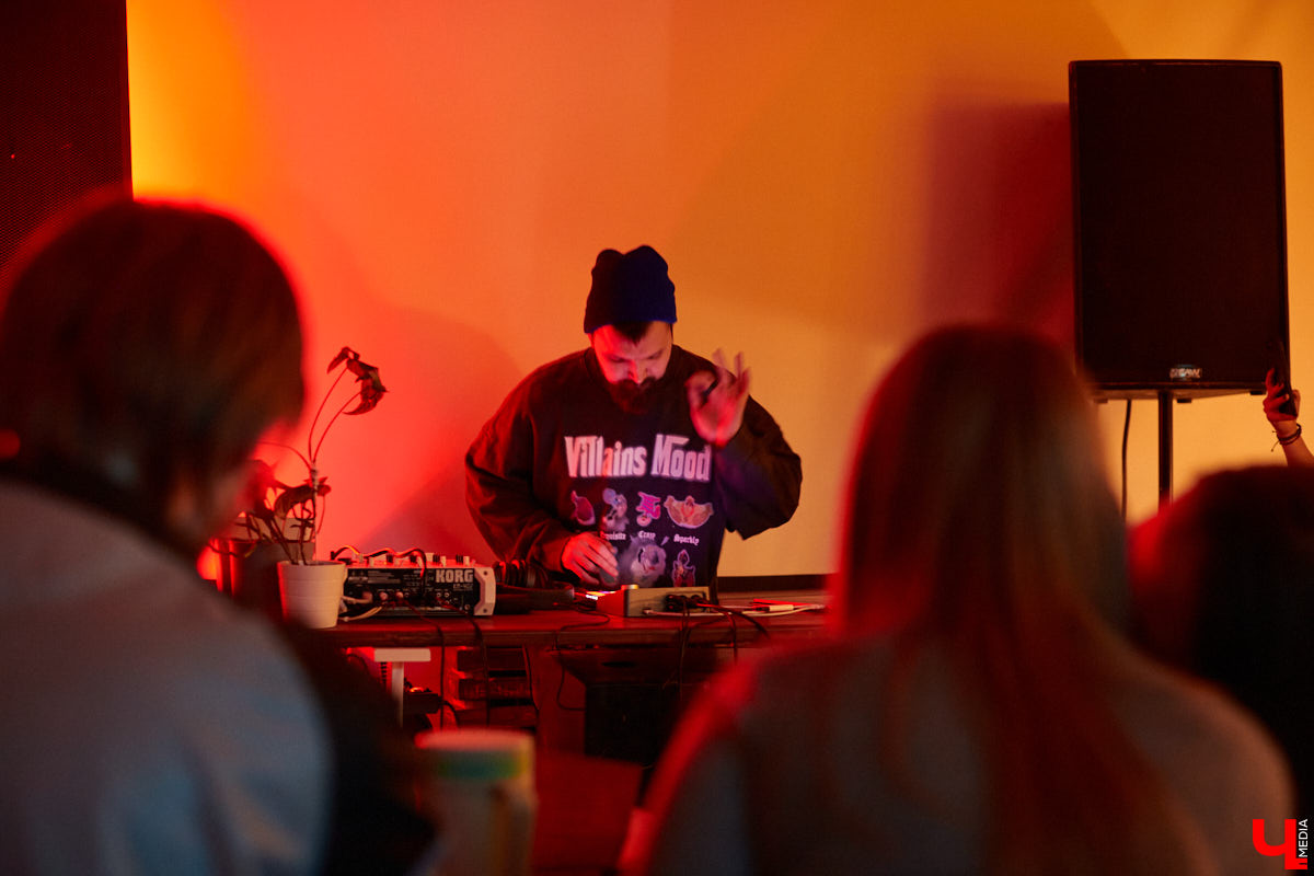  На субботнем лайве свой электронный альбом «The City» презентовал исполнитель и саунд-дизайнер Sasha Naiman. Саша учился в местном колледже культуры и искусства, а сейчас участвует в Alfa Future People, открывает летнюю сцену парка Горького, пишет музыку для проекта «Мисс Россия» и фэшн-шоу Валентина Юдашкина.