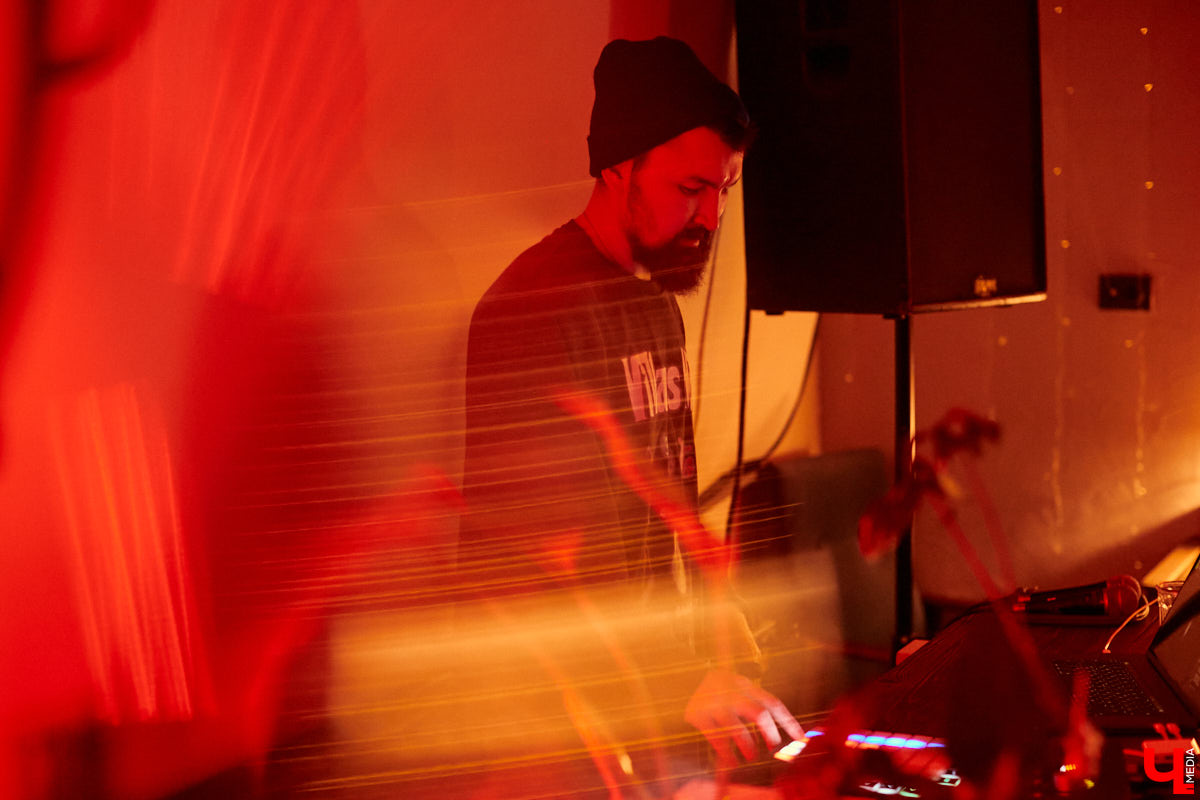  На субботнем лайве свой электронный альбом «The City» презентовал исполнитель и саунд-дизайнер Sasha Naiman. Саша учился в местном колледже культуры и искусства, а сейчас участвует в Alfa Future People, открывает летнюю сцену парка Горького, пишет музыку для проекта «Мисс Россия» и фэшн-шоу Валентина Юдашкина.