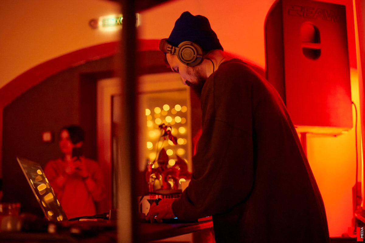  На субботнем лайве свой электронный альбом «The City» презентовал исполнитель и саунд-дизайнер Sasha Naiman. Саша учился в местном колледже культуры и искусства, а сейчас участвует в Alfa Future People, открывает летнюю сцену парка Горького, пишет музыку для проекта «Мисс Россия» и фэшн-шоу Валентина Юдашкина.