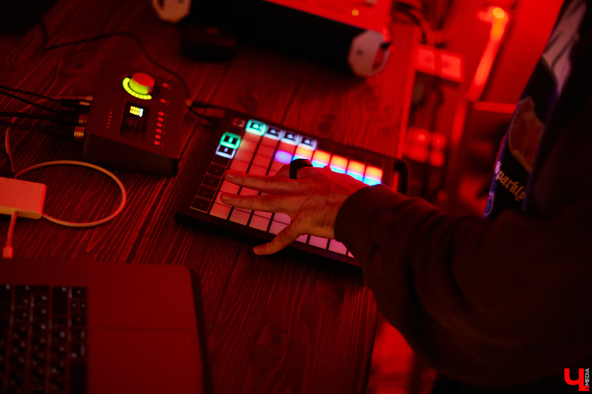  На субботнем лайве свой электронный альбом «The City» презентовал исполнитель и саунд-дизайнер Sasha Naiman. Саша учился в местном колледже культуры и искусства, а сейчас участвует в Alfa Future People, открывает летнюю сцену парка Горького, пишет музыку для проекта «Мисс Россия» и фэшн-шоу Валентина Юдашкина.