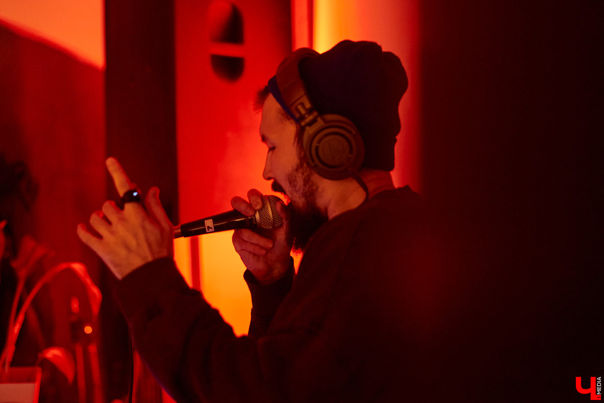  На субботнем лайве свой электронный альбом «The City» презентовал исполнитель и саунд-дизайнер Sasha Naiman. Саша учился в местном колледже культуры и искусства, а сейчас участвует в Alfa Future People, открывает летнюю сцену парка Горького, пишет музыку для проекта «Мисс Россия» и фэшн-шоу Валентина Юдашкина.