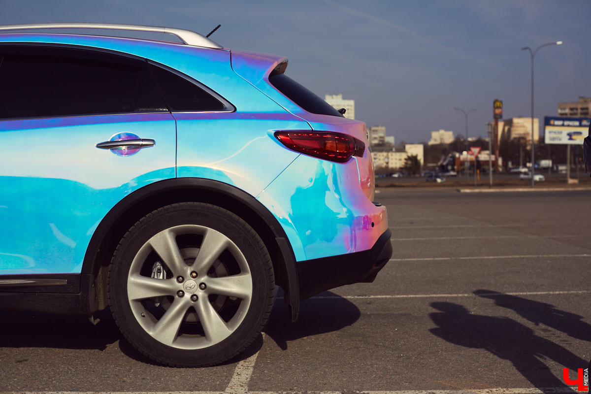 Татьяна Зубрик придумала для своей новой Infiniti FX35 удивительно яркий дизайн. О смелом тюнинге дорогого сердцу авто она рассказала нашему изданию.