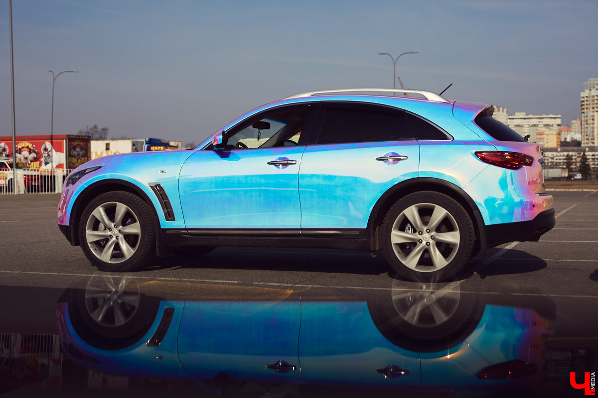 Татьяна Зубрик придумала для своей новой Infiniti FX35 удивительно яркий дизайн. О смелом тюнинге дорогого сердцу авто она рассказала нашему изданию.