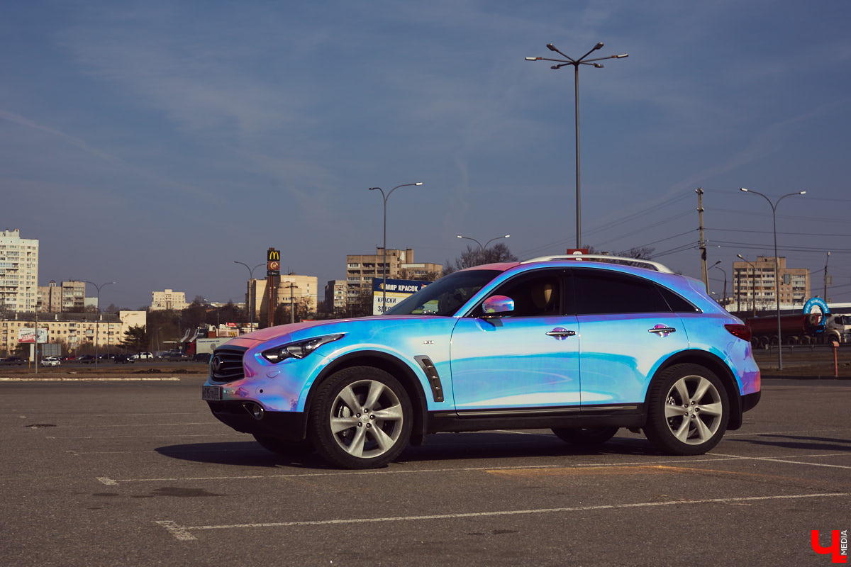 Татьяна Зубрик придумала для своей новой Infiniti FX35 удивительно яркий дизайн. О смелом тюнинге дорогого сердцу авто она рассказала нашему изданию.