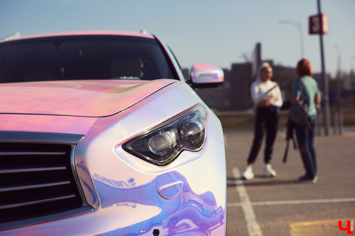 Татьяна Зубрик придумала для своей новой Infiniti FX35 удивительно яркий дизайн. О смелом тюнинге дорогого сердцу авто она рассказала нашему изданию.