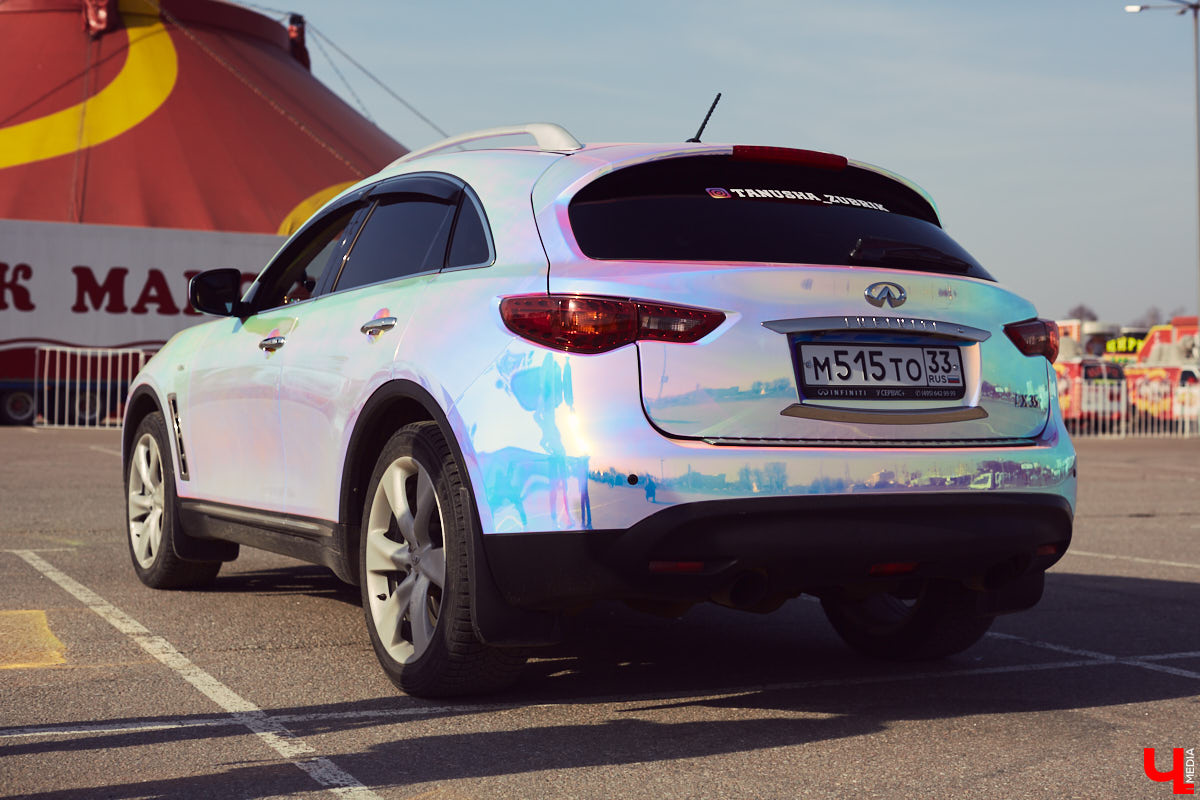 Татьяна Зубрик придумала для своей новой Infiniti FX35 удивительно яркий дизайн. О смелом тюнинге дорогого сердцу авто она рассказала нашему изданию.