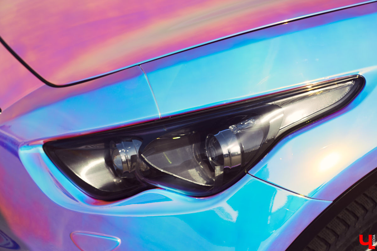 Татьяна Зубрик придумала для своей новой Infiniti FX35 удивительно яркий дизайн. О смелом тюнинге дорогого сердцу авто она рассказала нашему изданию.