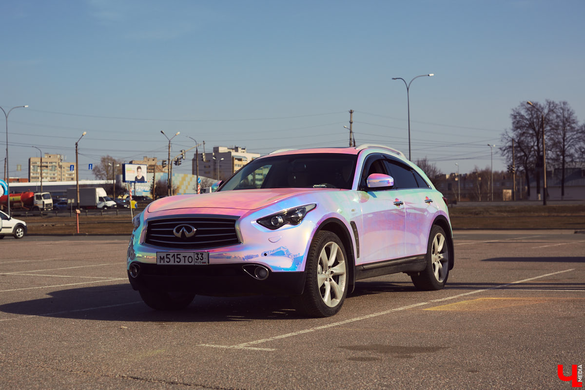 Татьяна Зубрик придумала для своей новой Infiniti FX35 удивительно яркий дизайн. О смелом тюнинге дорогого сердцу авто она рассказала нашему изданию.