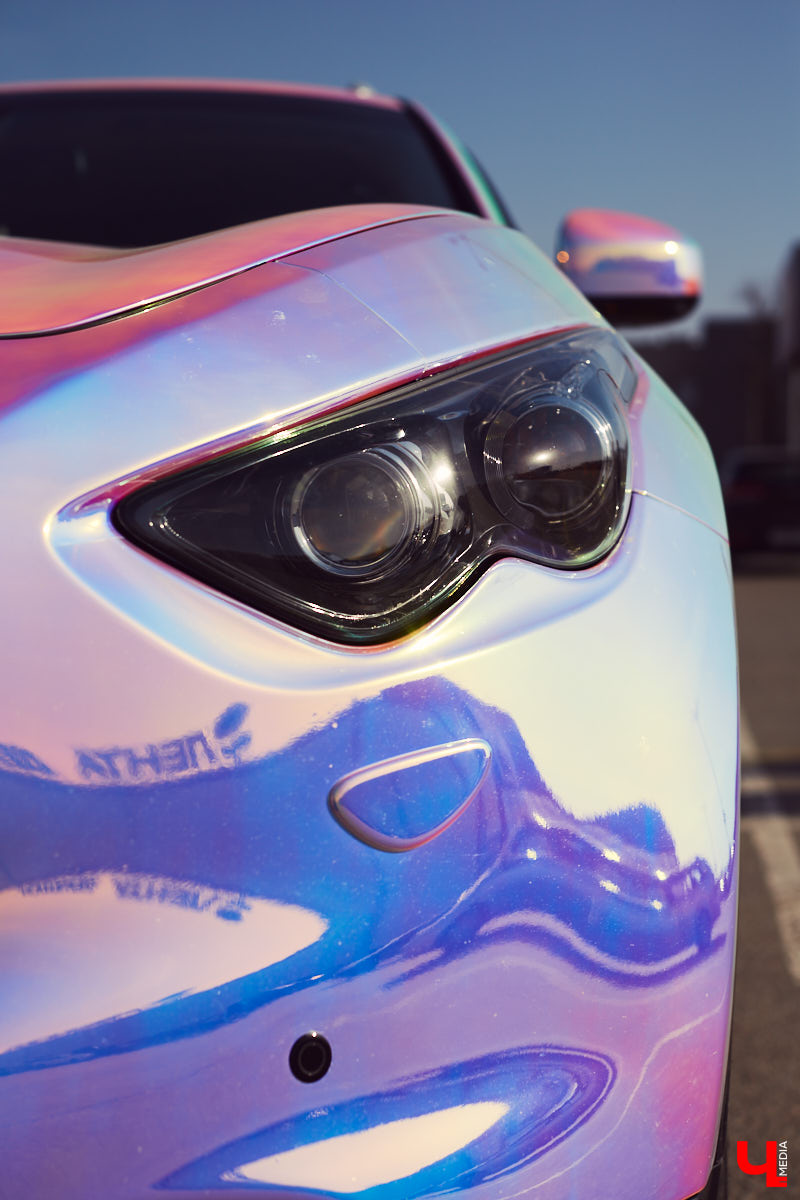 Татьяна Зубрик придумала для своей новой Infiniti FX35 удивительно яркий дизайн. О смелом тюнинге дорогого сердцу авто она рассказала нашему изданию.