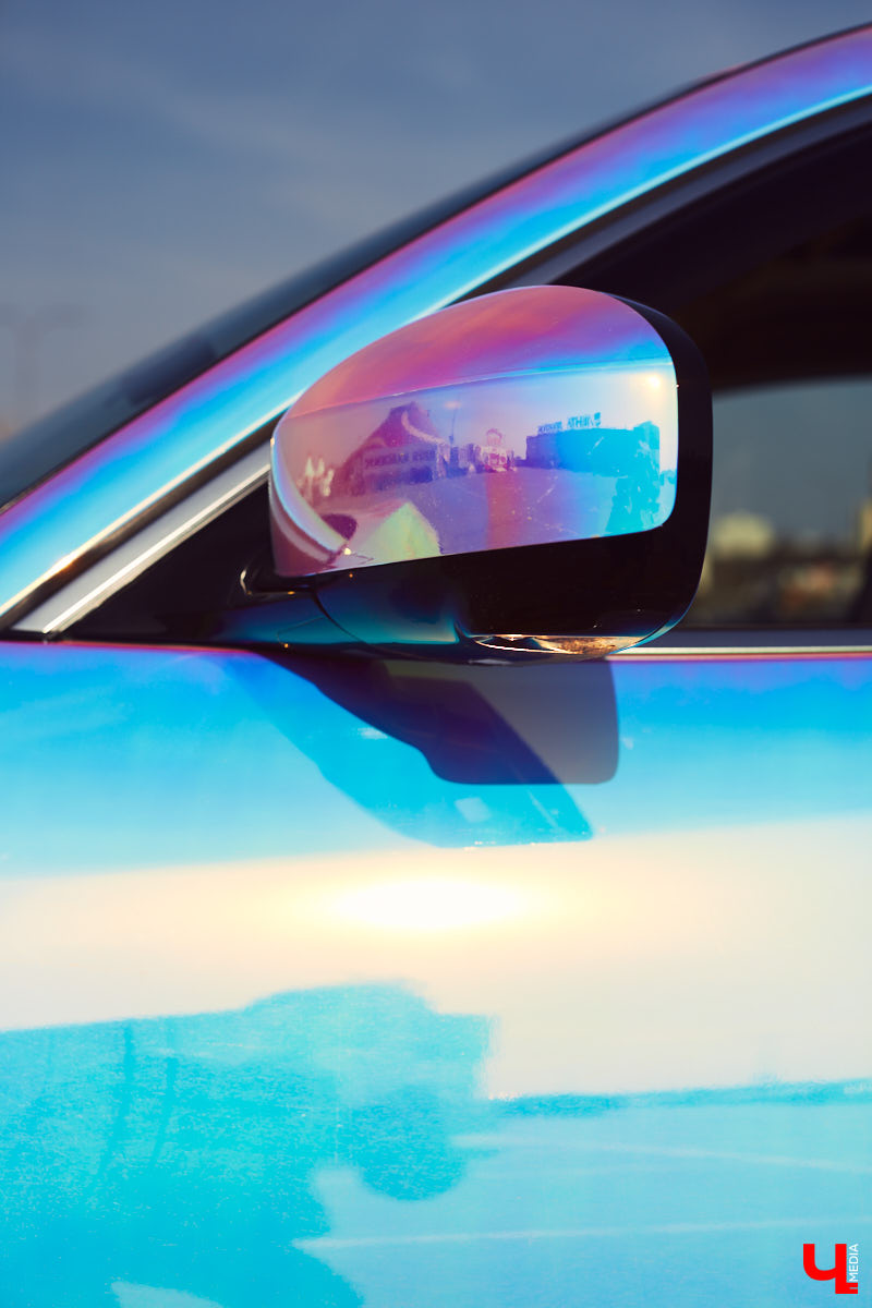 Татьяна Зубрик придумала для своей новой Infiniti FX35 удивительно яркий дизайн. О смелом тюнинге дорогого сердцу авто она рассказала нашему изданию.