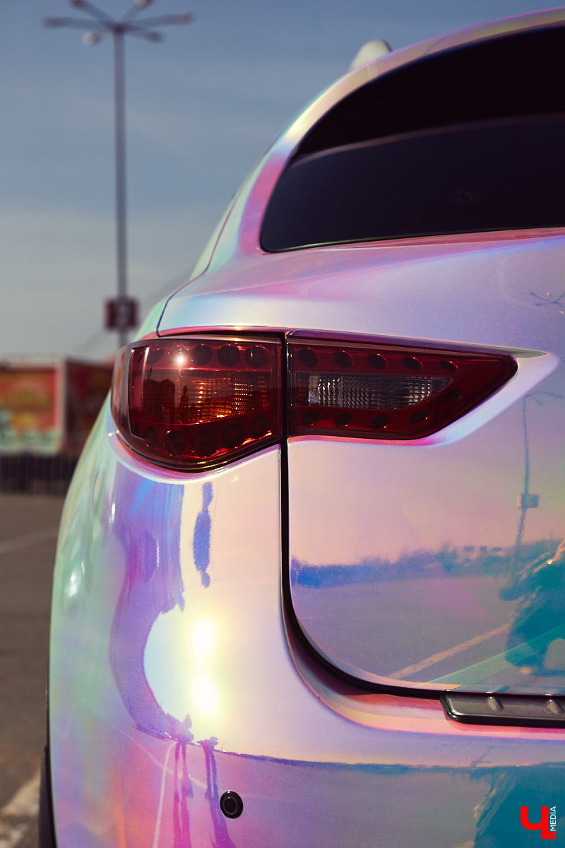 Татьяна Зубрик придумала для своей новой Infiniti FX35 удивительно яркий дизайн. О смелом тюнинге дорогого сердцу авто она рассказала нашему изданию.