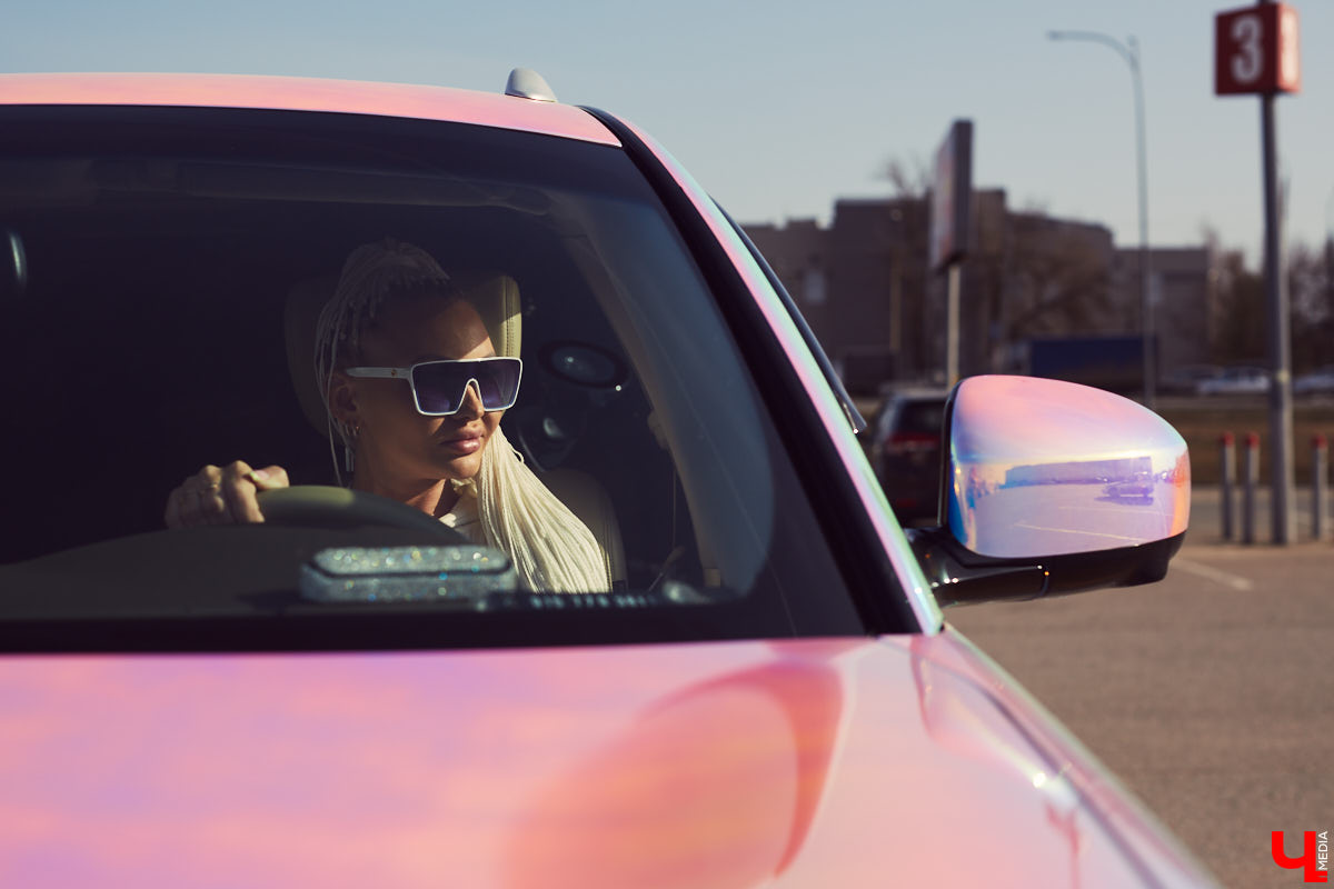 Татьяна Зубрик придумала для своей новой Infiniti FX35 удивительно яркий дизайн. О смелом тюнинге дорогого сердцу авто она рассказала нашему изданию.