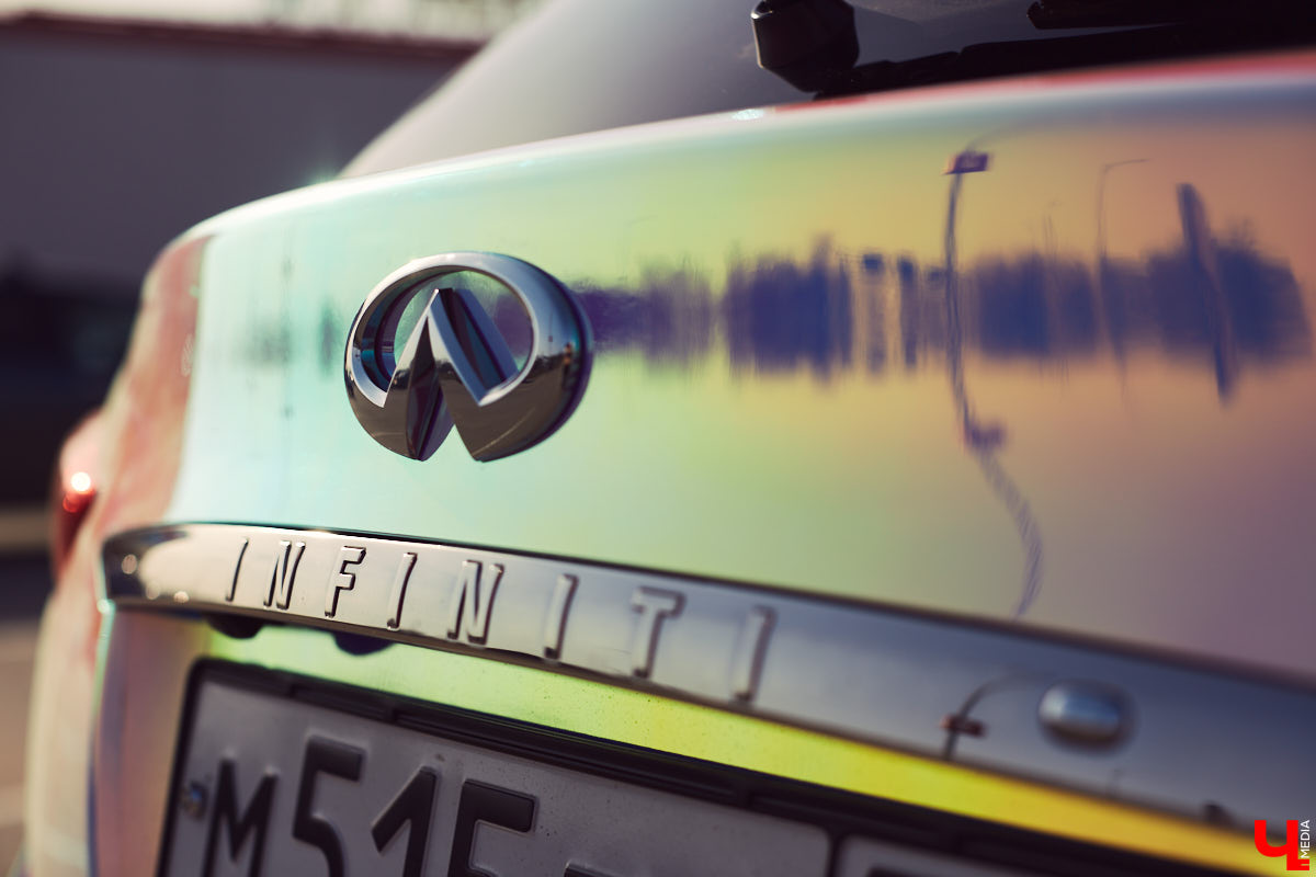 Татьяна Зубрик придумала для своей новой Infiniti FX35 удивительно яркий дизайн. О смелом тюнинге дорогого сердцу авто она рассказала нашему изданию.