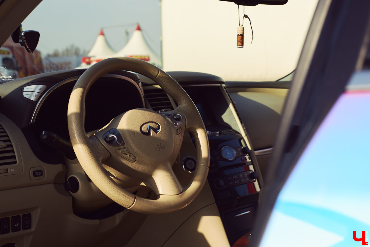 Татьяна Зубрик придумала для своей новой Infiniti FX35 удивительно яркий дизайн. О смелом тюнинге дорогого сердцу авто она рассказала нашему изданию.