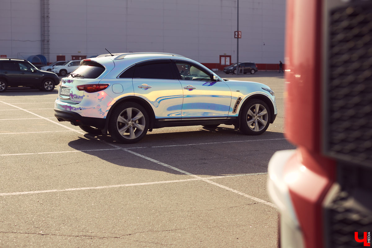 Татьяна Зубрик придумала для своей новой Infiniti FX35 удивительно яркий дизайн. О смелом тюнинге дорогого сердцу авто она рассказала нашему изданию.