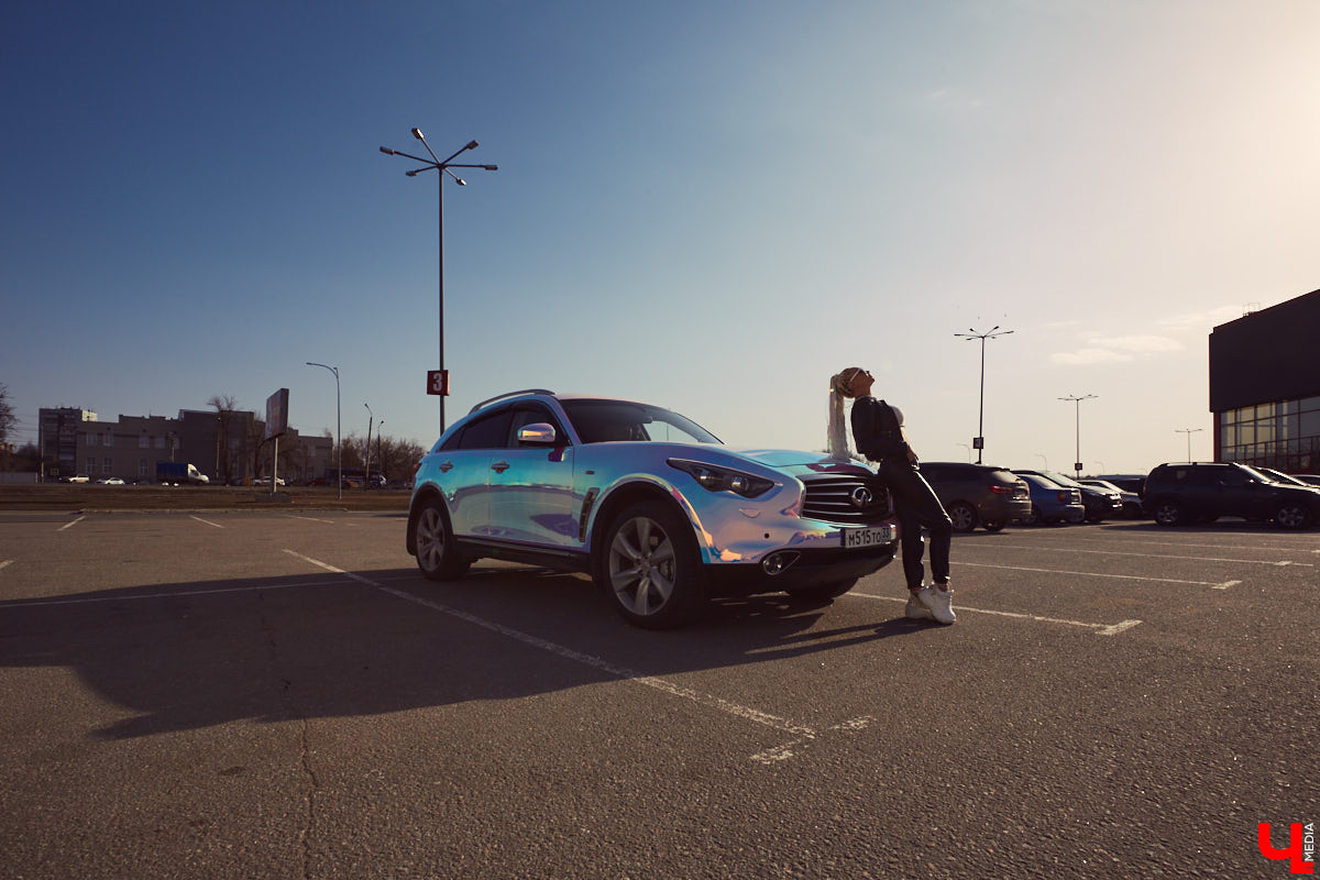 Татьяна Зубрик придумала для своей новой Infiniti FX35 удивительно яркий дизайн. О смелом тюнинге дорогого сердцу авто она рассказала нашему изданию.